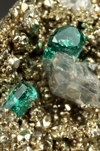 Beryl (variety emerald), Albite (variety cleavelandite), Calcite, Pyrite<br />Chivor mining district, Palo Arañado Mine, Municipio Chivor, Eastern Emerald Belt, Boyacá Department, Colombia<br />18x25x12mm, xls=4 & 3mm<br /> (Author: Fiebre Verde)