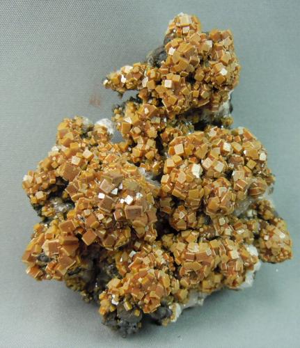 Wulfenite<br />Mina Glove, Grupo minero Glove Mine, Sierra Devil's Cash Box, Cañón Cottonwood, Amado, Distrito Tyndall, Condado Santa Cruz, Arizona, USA<br />6.5cm x 7.0cm<br /> (Author: rweaver)