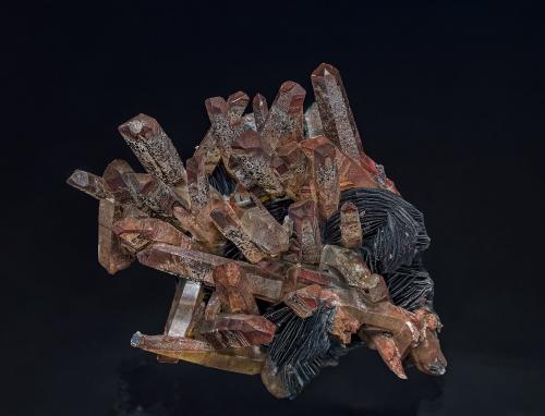 Quartz, Hematite<br />Lechang Mine, Lechang, Shaoguan Prefecture, Guangdong Province, China<br />9.5 x 9.7 cm<br /> (Author: am mizunaka)