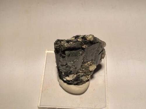 Ferberite, Calcite<br />Yaogangxian Mine, Yizhang, Chenzhou Prefecture, Hunan Province, China<br />55 mm x 35 mm x 17 mm<br /> (Author: Robert Seitz)