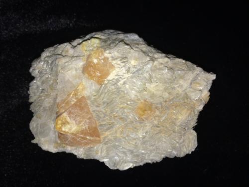 Scheelite, Muscovite<br />Mina Pingwu, Huya, Monte Xuebaoding, Pingwu, Prefectura Mianyang, Provincia Sichuan, China<br />80 mm x 58 mm x 30 mm<br /> (Author: Robert Seitz)