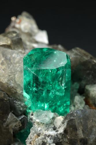 Beryl (variety emerald), Calcite, Dolomite<br />La Pita mining district, Municipio Maripí, Western Emerald Belt, Boyacá Department, Colombia<br />37x24x31mm, xl=24mm<br /> (Author: Fiebre Verde)