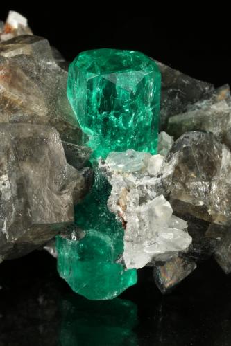 Beryl (variety emerald), Calcite, Dolomite<br />La Pita mining district, Municipio Maripí, Western Emerald Belt, Boyacá Department, Colombia<br />37x24x31mm, xl=24mm<br /> (Author: Fiebre Verde)