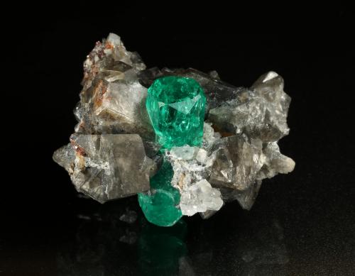 Beryl (variety emerald), Calcite, Dolomite<br />La Pita mining district, Municipio Maripí, Western Emerald Belt, Boyacá Department, Colombia<br />37x24x31mm, xl=24mm<br /> (Author: Fiebre Verde)