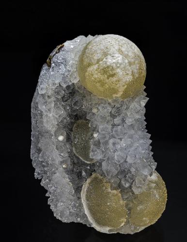 Fluorite, Quartz<br />Mahodari, Nashik District (Nasik), Maharashtra, India<br />7.9 x 4.9 cm<br /> (Author: am mizunaka)