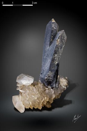 Quartz on Calcite<br />Huanggang Mines, Hexigten Banner (Kèshíkèténg Qí), Chifeng (Ulanhad), Inner Mongolia Autonomous Region, China<br />94 x 65 mm<br /> (Author: Manuel Mesa)