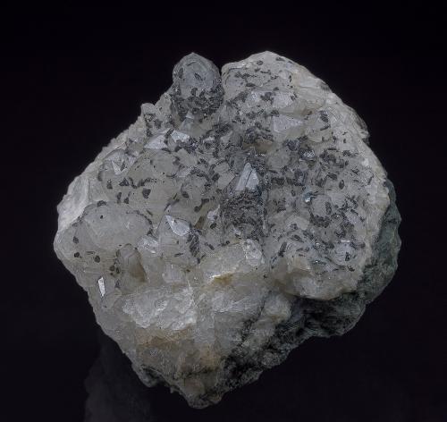 Quartz, Hematite<br />Cornwall, England / United Kingdom<br />7.0 x 7.8 cm<br /> (Author: am mizunaka)
