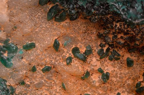 Pseudomalaquita<br />Afloramiento en Cerro Viejo, Cerro Viejo, Aranda de Moncayo, Comarca del Aranda, Zaragoza, Aragon, Spain<br />Campo de visión de 6 mm<br /> (Autor: Antonio Carmona)