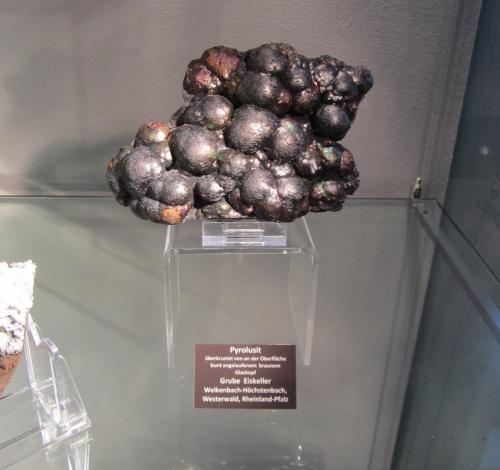Pyrolusite coated by iron oxide<br />Pozo Eiskeller, Welkenbach, Distrito Westerwaldkreis, Renania-Palatinado/Rheinland-Pfalz, Alemania<br />Specimen size ~ 12 cm<br /> (Author: Tobi)