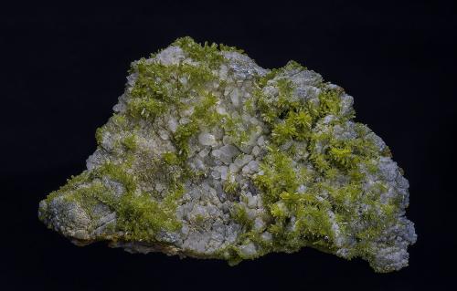 Pyromorphite, Calcite<br />Zona Yangshuo / Laohu, Montes Haiyang, Prefectura Guilin, Región Autónoma Guangxi Zhuang, China<br />15.3 x 9.4 cm<br /> (Author: am mizunaka)