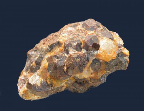 Almandino (Grupo Granate)<br />Cerro de la Sal Quarry. Dos Puntos claim, Sierra Albarrana, Hornachuelos, Comarca Valle Medio del Guadalquivir, Córdoba, Andalusia, Spain<br />40 x 30 mm<br /> (Autor: Antonio Carmona)