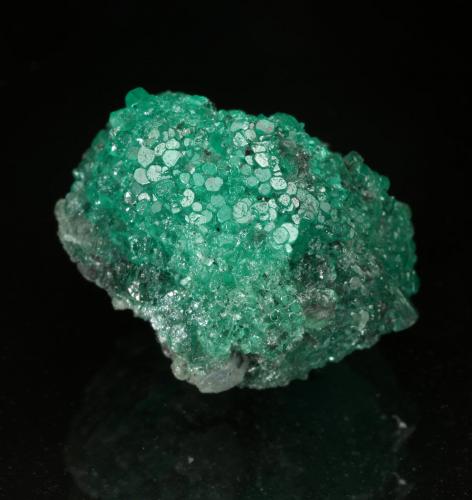 Beryl (variety emerald), Calcite<br />Coscuez mining district, Municipio San Pablo de Borbur, Western Emerald Belt, Boyacá Department, Colombia<br />24mm across<br /> (Author: Fiebre Verde)