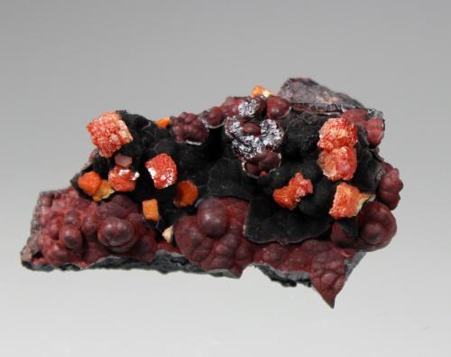 Vanadinite, Goethite<br />Taouz, Provincia Er Rachidia, Región Drâa-Tafilalet, Marruecos<br />75mm x 46mm x 32mm<br /> (Author: Don Lum)