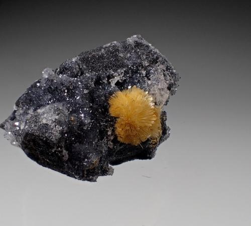 Valentinite<br />Xikuangshan depósito de antimonio, Lengshuijiang, Prefectura  Loudi, Provincia Hunan, China<br />35mm x 28mm x 17mm<br /> (Author: Don Lum)