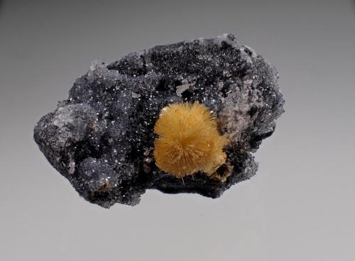 Valentinite<br />Xikuangshan depósito de antimonio, Lengshuijiang, Prefectura  Loudi, Provincia Hunan, China<br />35mm x 28mm x 17mm<br /> (Author: Don Lum)