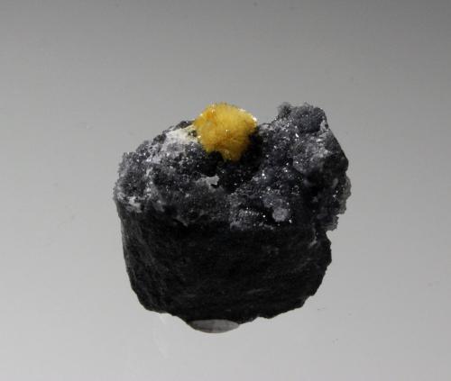 Valentinite<br />Xikuangshan depósito de antimonio, Lengshuijiang, Prefectura  Loudi, Provincia Hunan, China<br />35mm x 28mm x 17mm<br /> (Author: Don Lum)