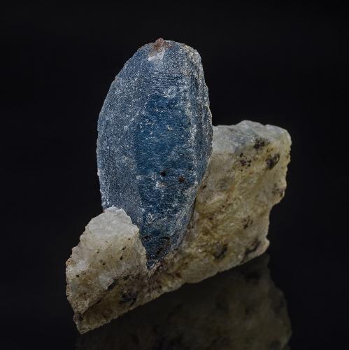 Afghanite<br />Sar-e Sang, Valle Koksha, Distritos Khash & Kuran Wa Munjan, Provincia Badakhshan, Afganistán<br />3.9 x 4.1 cm<br /> (Author: am mizunaka)