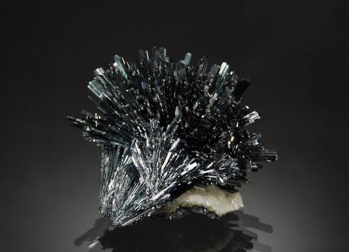 Stibnite<br />Mina Herja, Chiuzbaia, Baia Sprie, Maramures, Rumanía<br />2.5 x 3.5 x 4.0 cm<br /> (Author: crosstimber)