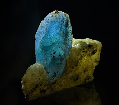 Afghanite<br />Sar-e Sang, Valle Koksha, Distritos Khash & Kuran Wa Munjan, Provincia Badakhshan, Afganistán<br />3.9 x 4.1 cm<br /> (Author: am mizunaka)