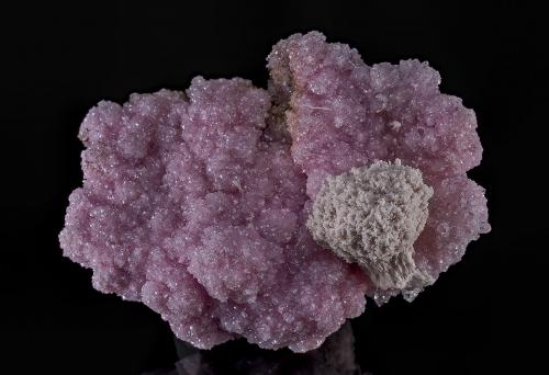 Rhodochrosite, Calcite<br />Mina Boldut, zona minera Cavnic, Cavnic, Maramures, Rumanía<br />5.9 x 4.5 cm<br /> (Author: am mizunaka)