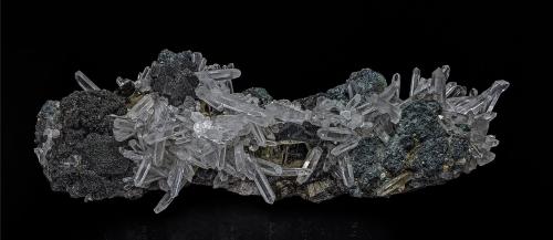Quartz, Sphalerite, Tetrahedrite, Pyrite<br />Distrito minero Huaron, Distrito Huayllay, Provincia Pasco, Departamento Pasco, Perú<br />24.5 x 6.5 cm<br /> (Author: am mizunaka)