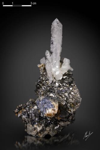 Cuarzo, Arsenopirita, Magnetita y Scheelita<br />Huanggang Mines, Hexigten Banner (Kèshíkèténg Qí), Chifeng (Ulanhad), Inner Mongolia Autonomous Region, China<br />128 X 73 mm<br /> (Autor: Manuel Mesa)