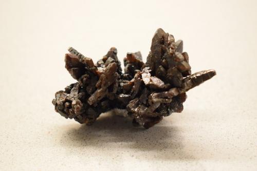 Descloizita<br />Berg Aukas, Grootfontein District, Otjozondjupa Region, Namibia<br />6 x 3,5 x 3 cm<br /> (Autor: Antonio Alcaide)