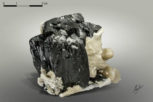 Ilvaite, Calcite and Quartz<br />Huanggang Mines, Hexigten Banner (Kèshíkèténg Qí), Chifeng (Ulanhad), Inner Mongolia Autonomous Region, China<br />74 X 70 mm<br /> (Author: Manuel Mesa)