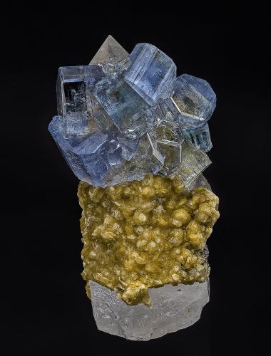 Fluorapatite, Quartz, Siderite<br />Minas da Panasqueira, Aldeia de São Francisco de Assis, Covilhã, Castelo Branco, Cova da Beira, Centro, Portugal<br />4.7 x 2.6 cm<br /> (Author: am mizunaka)