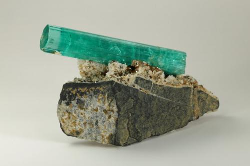 Beryl (variety emerald), Albite (variety cleavelandite), Pyrite<br />Chivor mining district, Palo Arañado Mine, Municipio Chivor, Eastern Emerald Belt, Boyacá Department, Colombia<br />crystal=45mm<br /> (Author: Fiebre Verde)