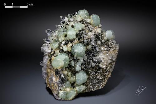 Prehnite, Quartz and Babingtonite<br />Babingtonite occurrences, Qiaojia, Zhaotong Prefecture, Yunnan Province, China<br />105 x 103 mm<br /> (Author: Manuel Mesa)