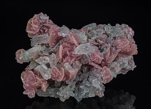 Rhodochrosite, Quartz, Fluorite<br />Wutong Mine, Liubao, Cangwu, Wuzhou Prefecture, Guangxi Zhuang Autonomous Region, China<br />4.9 x 3.4 cm<br /> (Author: am mizunaka)