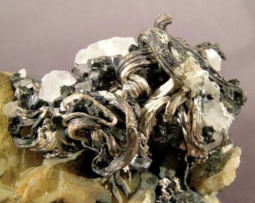 Silver with Stephanite on Calcite<br />Distrito Freiberg, Erzgebirgskreis, Sajonia/Sachsen, Alemania<br />Specimen size: 6.8 × 5 × 3 cm<br /> (Author: Jordi Fabre)