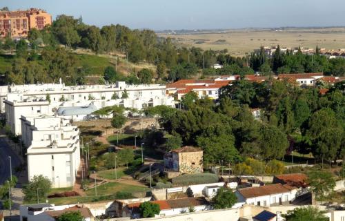 Se puede observar perfectamente la ermita de San Vito pero la de San Blas queda oculta tras los edificios blancos que se ven por encima. (Autor: Cristalino)