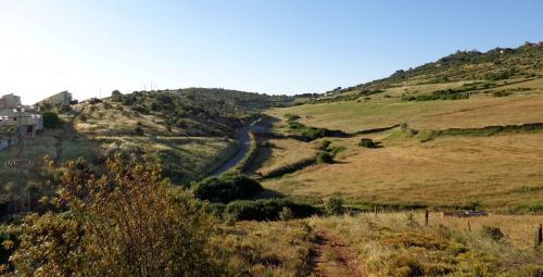 En la parte izquierda superior puede observarse un trocito del residencial Universidad y detrás del cerro que se ve justo al lado, a la izquierda de la carretera debe encontrarse el cerro que indica Inma. La foto está tomada desde la parte baja del cerro de la Butrera. (Autor: Cristalino)