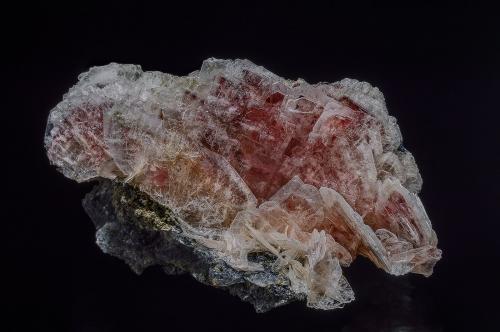 Barite, Realgar<br />Shaft 5, Baia Sprie, Maramures, Romania<br />5.8 x 3.5 cm<br /> (Author: am mizunaka)