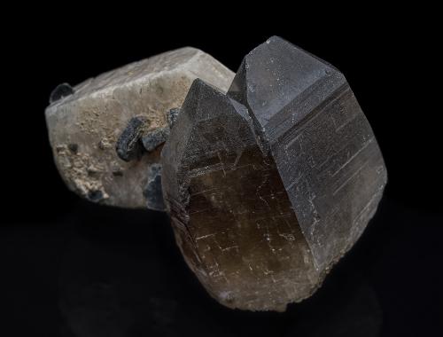 Quartz (variety smoky quartz), Microcline, Muscovite<br />Tanakami-yama (Tanokami-yama), Otsu City, Shiga Prefecture, Kinki Region, Honshu Island, Japan<br />5.0 x 3.6 cm<br /> (Author: am mizunaka)