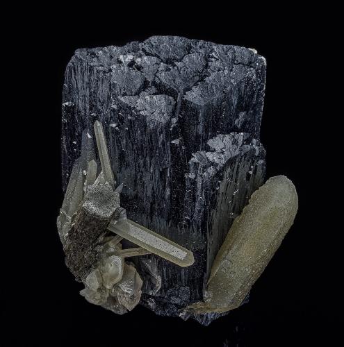 Ilvaite, Quartz<br />Huanggang Mines, Hexigten Banner (Kèshíkèténg Qí), Chifeng (Ulanhad), Inner Mongolia Autonomous Region, China<br />6.5 x 5.0 cm<br /> (Author: am mizunaka)