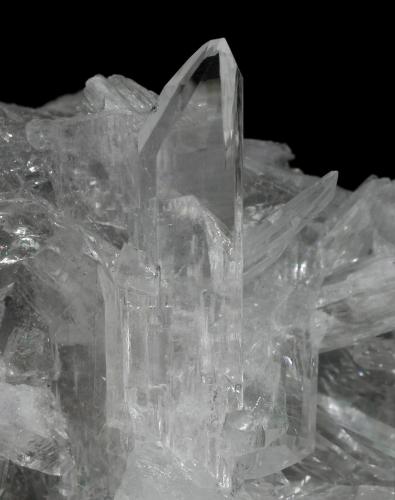 Hydroboracite<br />Cantera Kohnstein, Niedersachswerfen, Distrito Nordhausen, Turingia/Thüringen, Alemania<br />Main crystal size: 3 × 0.7 cm<br /> (Author: Jordi Fabre)