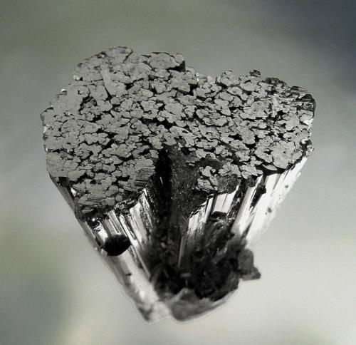 Manganite (after Pyrolusite)<br />Ilfeld, Nordhausen, Distrito Nordhausen, Turingia/Thüringen, Alemania<br />Specimen size: 3.6 × 1.8 × 1.8 cm<br /> (Author: Jordi Fabre)