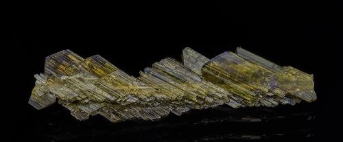 Epidote<br />Hachupa, Shigar District, Gilgit-Baltistan (Northern Areas), Pakistan<br />7.0 x 1.8 cm<br /> (Author: am mizunaka)