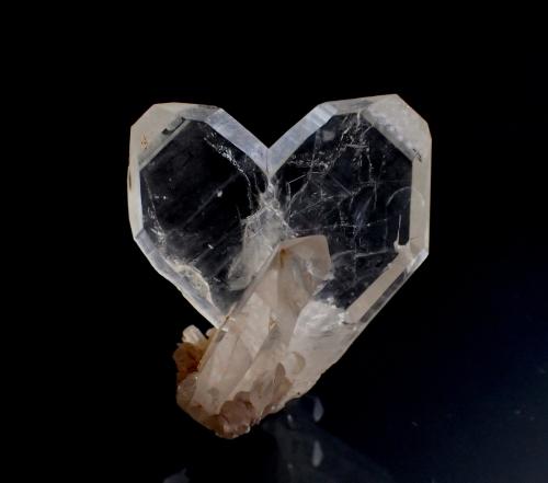 Quartz (Japan law twin)<br />Naru island (Narushima), Gotoh Islands, Nagasaki Prefecture, Kyushu Region, Japan<br />30mm x 25mm x 18mm<br /> (Author: Don Lum)