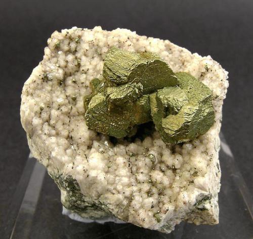 Chalcopyrite on Quartz<br />Mina Tincroft, Minas Carn Brea and Tincroft United, Carn Brea and Tincroft United Mines, Carn Brea, Distrito Camborne - Redruth - Saint Day, Cornwall, Inglaterra / Reino Unido<br />Specimen size: 3.7 × 3.4 × 3.1 cm<br /> (Author: Jordi Fabre)