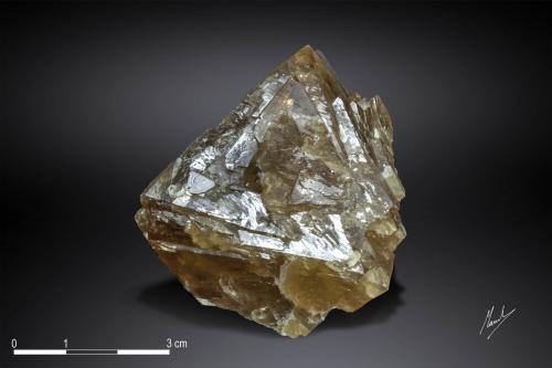 Scheelite<br />Pingwu Mine, Huya township, Mount Xuebaoding, Pingwu, Mianyang Prefecture, Sichuan Province, China<br />55 x 52 mm<br /> (Author: Manuel Mesa)