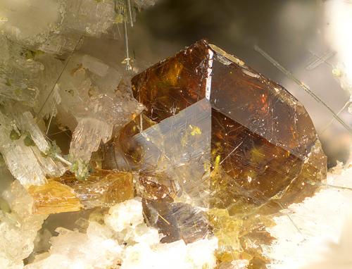 Titanita, Prehnita y Actinolita.<br />Cabezo Negro Quarry, Cabezo Negro de Abarán, Barranco Molax, Abarán, Comarca Vega Alta del Segura, Region of Murcia (Murcia), Spain<br />Campo de visión de 15 mm.<br /> (Autor: Antonio Carmona)