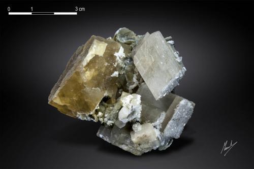 Scheelite and Calcite<br />Pingwu Mine, Huya township, Mount Xuebaoding, Pingwu, Mianyang Prefecture, Sichuan Province, China<br />65 X 60 mm<br /> (Author: Manuel Mesa)