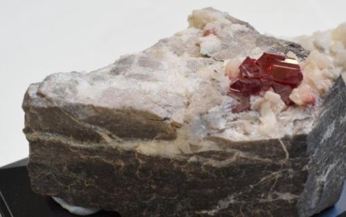 Cinabrio<br />Tongren Mine, Tongren, Tongren Prefecture, Guizhou Province, China<br />5,5 x 5 x 2,5 cm<br /> (Autor: Antonio Alcaide)