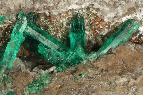 Beryl (variety emerald), Calcite, Pyrite<br />Chivor (distrito minero), Municipio Chivor, Cinturón Esmeraldífero Oriental, Departamento Boyacá, Colombia<br />107x95x40mm, xls upto 10mm<br /> (Author: Fiebre Verde)