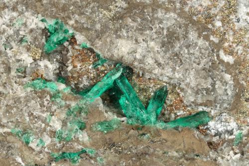 Beryl (variety emerald), Calcite, Pyrite<br />Chivor (distrito minero), Municipio Chivor, Cinturón Esmeraldífero Oriental, Departamento Boyacá, Colombia<br />107x95x40mm, xls upto 10mm<br /> (Author: Fiebre Verde)