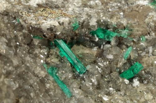 Beryl (variety emerald), Calcite, Pyrite<br />Chivor (distrito minero), Municipio Chivor, Cinturón Esmeraldífero Oriental, Departamento Boyacá, Colombia<br />107x95x40mm, xls upto 10mm<br /> (Author: Fiebre Verde)